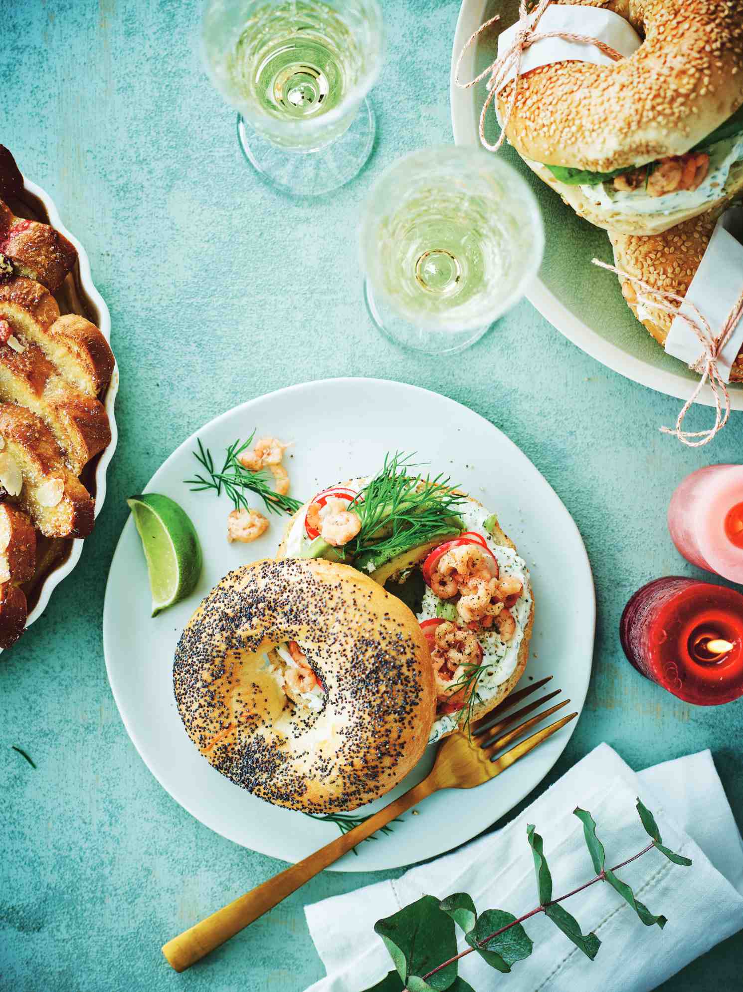 foto gerecht bagels met roomkaas, avocado en grijze garnalen