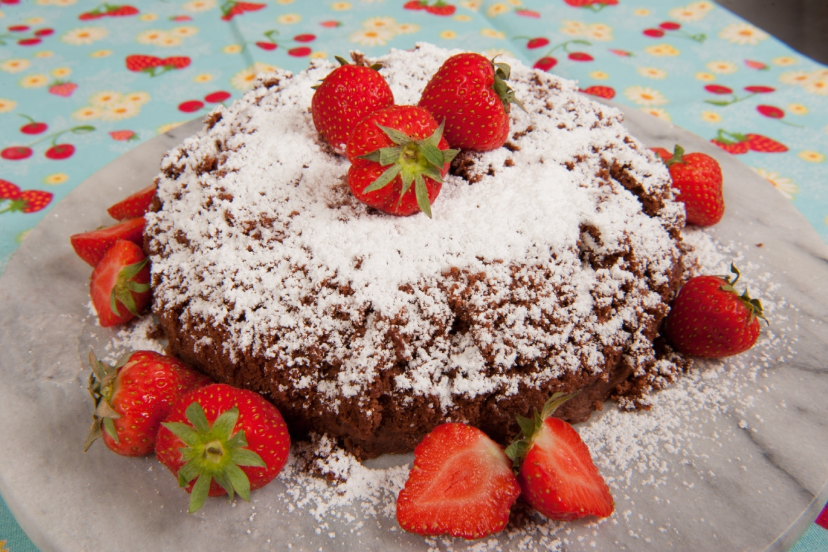 chocoladecake met aardbeien ernaast