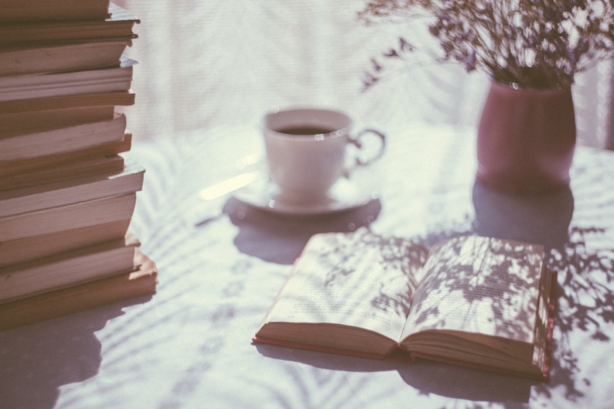 boeken en koffie op een tafel