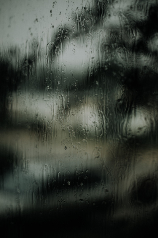 regen op raam donker